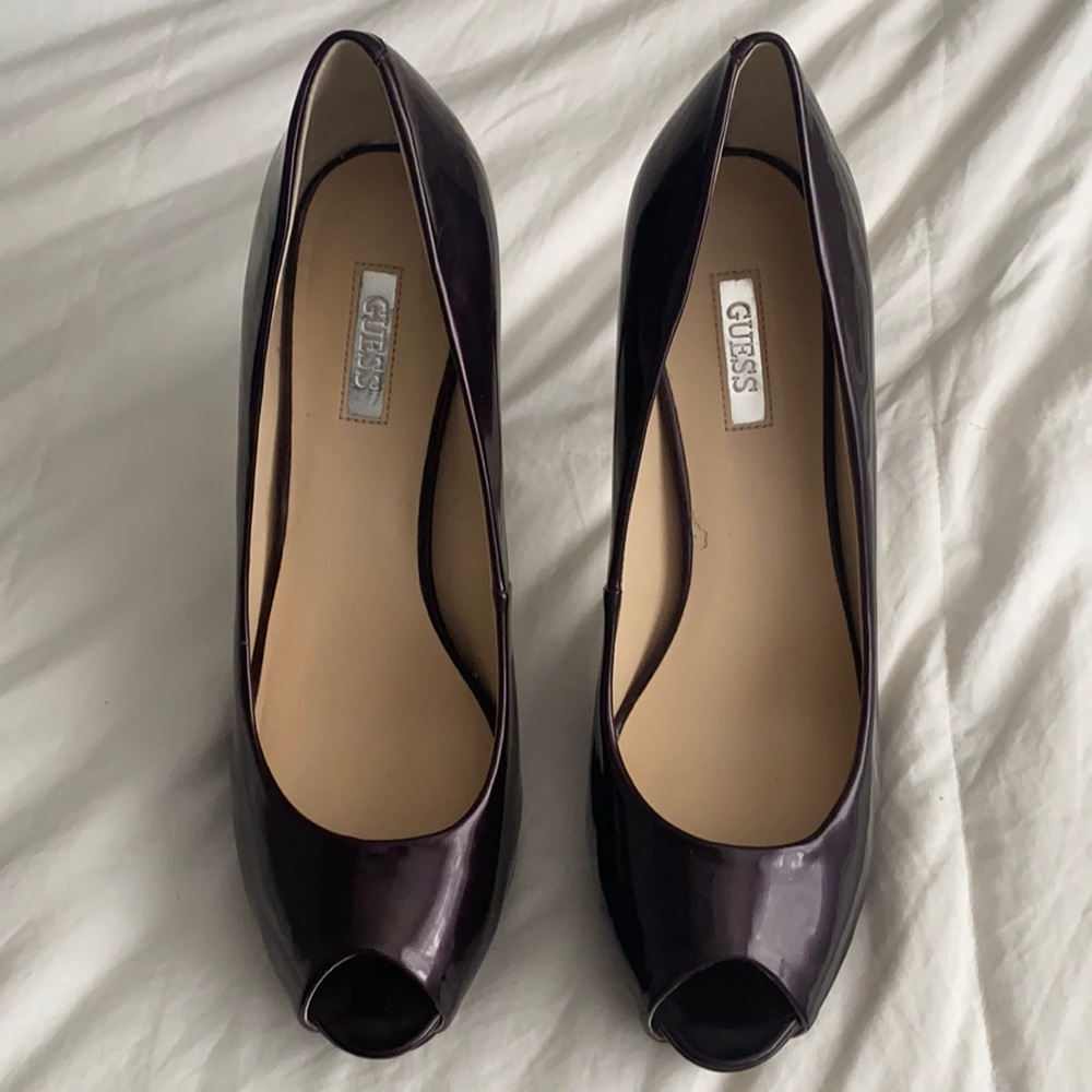 Guess heels color burgundy.